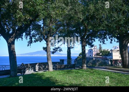 Terrasse mit Blick auf das Meer von einem öffentlichen Garten in Vico Equense, einem Dorf in der Nähe von Neapel, Italien. Stockfoto