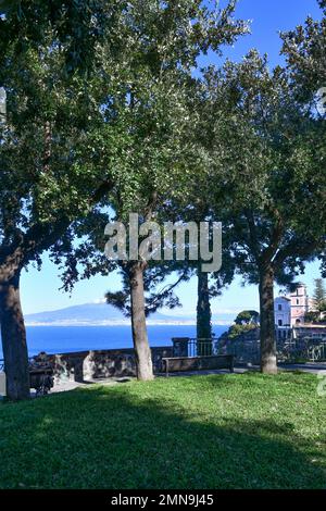 Terrasse mit Blick auf das Meer von einem öffentlichen Garten in Vico Equense, einem Dorf in der Nähe von Neapel, Italien. Stockfoto