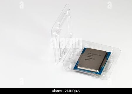 Intel CPU Zentralprozessoreinheit Core i7 13700 in der 13. Generation, Produkte mit dem früheren Namen Raptor Lake, werden in FCLGA1700-Sockel mit PE-Gehäuse geliefert. Stockfoto