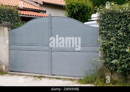 Portal Street Vorort Haus Stahl grau Metall Retro Haus Tor Garten Tür Stockfoto