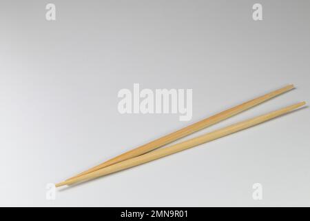 Gebrauchsfertige oder Einweg-Bambus-Essstäbchen, isoliert auf weißem Hintergrund. Stockfoto