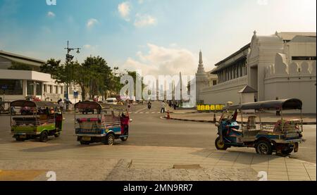 Bangkok, Thailand. 9. Dezember 2022. Inthara Rangsan Fort in der Nähe von Wat Phra Kaew. Berühmte Sehenswürdigkeiten Bangkoks mit Tuk-Tuk-Taxis. Stockfoto