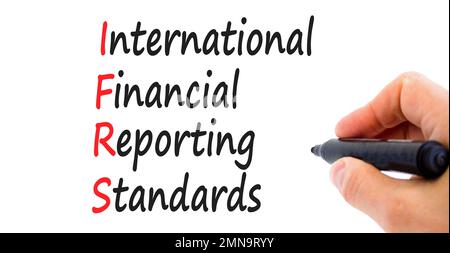 IFRS-Symbol. Konzeptbegriffe IFRS International Financial Reporting Standards auf einem Whitepaper auf schönem weißem Hintergrund. Internationale IFRS für Unternehmen Stockfoto