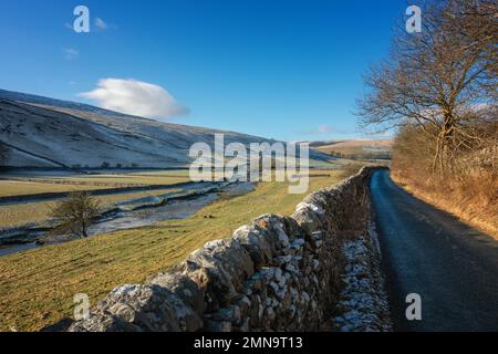 Frostiges Wetter in Littondale auf der Straße nach Halton Gill entlang des River Skirfare, Yorkshire Dales National Park, North Yorkshire, England, Großbritannien Stockfoto