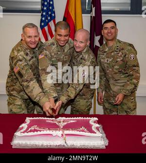 Von links nach rechts: US Army Maj. Gen. Dennis P. LeMaster, Stellvertretender Kommandierender General (Support), Medical Command und der 19. Chief, Medical Service Corps, PFC. Franklin Mason, B. Co LRMC Truppenkommando, Brig. General Clinton K. Murray, Kommandant und Kommandeur Maj. Omar A. Mascarenas, beide mit dem Medical Readiness Command-Europe, hat nach der Umbenennungszeremonie am 30. September 2022 in Landstuhl einen Kuchen geschnitten. Regional Health Command-Europe wird in MRC-EUR umbenannt Stockfoto