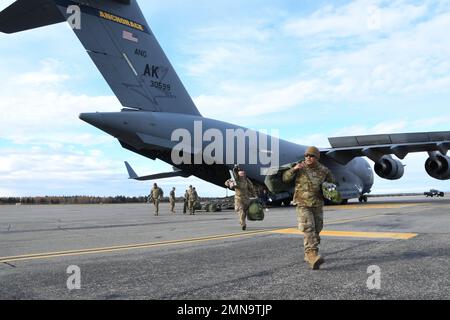 Alaska Air and Army National Guardsmen kehren am 30. September nach Fairbanks, Alaska, zurück, weil sie Bewohner der Nome-Gemeinde unterstützen, die von den Überresten des Taifuns Merbok betroffen sind. Die Mitglieder der Alaska Joint Task Force entfernten mehr als 180.000 Pfund von Trümmern im Zusammenhang mit Stürmen und protokollierten mehr als 3.000 Arbeitsstunden in 32 Gemeinden. (Foto der Alaska National Guard von Senior Master Sgt. Julie Avey) Stockfoto