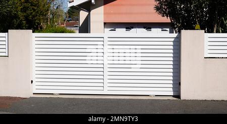Weißes, modernes Schiebetortalhaus in Metalltür, Aluminiumtor des neuen modernen Hauses Stockfoto