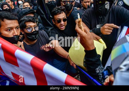 Malang, Indonesien. 29. Januar 2023. Am 29. Januar 2023 führten Fans des Arema FC eine Demonstration vor dem Arema FC Club Management Office in Malang, Indonesien, durch. Sie fordern von Arema FC Verantwortung für die Kanjuruhan-Tragödie, bei der 135 Menschen ums Leben kamen. (Foto: Moch Farabi Wardana/Pacific Press/Sipa USA) Guthaben: SIPA USA/Alamy Live News Stockfoto