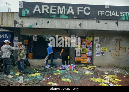 Malang, Indonesien. 29. Januar 2023. Am 29. Januar 2023 führten Fans des Arema FC eine Demonstration vor dem Arema FC Club Management Office in Malang, Indonesien, durch. Sie fordern von Arema FC Verantwortung für die Kanjuruhan-Tragödie, bei der 135 Menschen ums Leben kamen. (Foto: Moch Farabi Wardana/Pacific Press/Sipa USA) Guthaben: SIPA USA/Alamy Live News Stockfoto