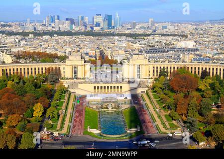 Pariser Architektur und französische Dächer von oberhalb des Eiffelturms bei Sonnenaufgang, Paris, Frankreich Stockfoto