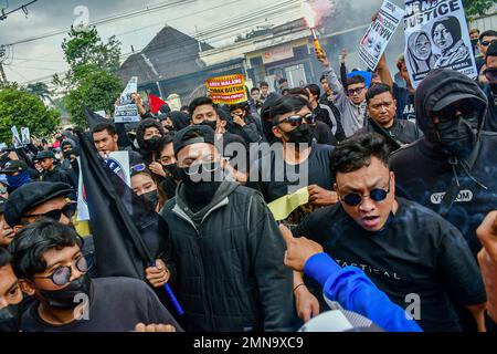 Malang, Indonesien. 29. Januar 2023. Am 29. Januar 2023 führten Fans des Arema FC eine Demonstration vor dem Arema FC Club Management Office in Malang, Indonesien, durch. Sie fordern von Arema FC Verantwortung für die Kanjuruhan-Tragödie, bei der 135 Menschen ums Leben kamen. (Foto: Moch Farabi Wardana/Pacific Press/Sipa USA) Guthaben: SIPA USA/Alamy Live News Stockfoto