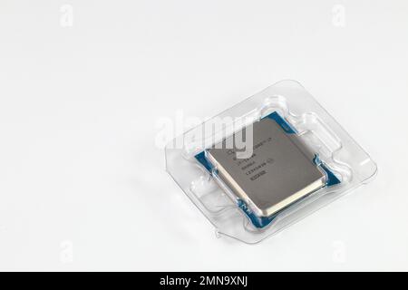 Intel CPU Zentralprozessoreinheit Core i7 13700 in der 13. Generation, Produkte mit dem früheren Namen Raptor Lake, werden in FCLGA1700-Sockel mit PE-Gehäuse geliefert. Stockfoto