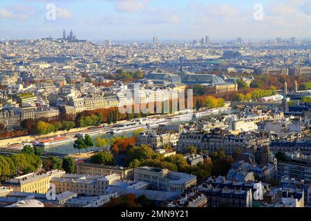 Pariser Architektur und französische Dächer von oberhalb des Eiffelturms bei Sonnenaufgang, Paris, Frankreich Stockfoto