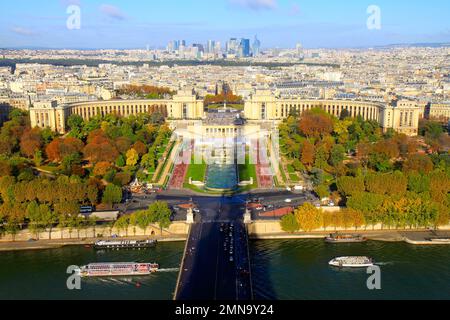 Pariser Architektur und französische Dächer von oberhalb des Eiffelturms bei Sonnenaufgang, Paris, Frankreich Stockfoto