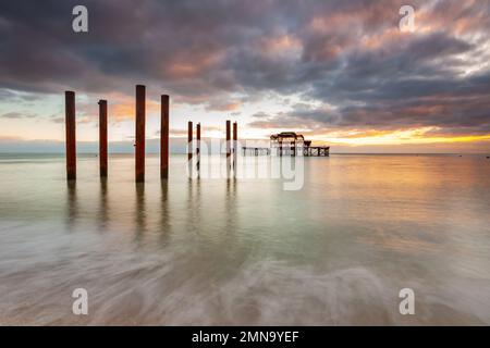 Sonnenuntergang an den Ruinen des West Pier in Brighton, East Sussex, England. Stockfoto