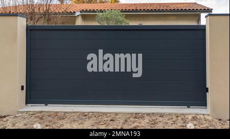 Tür hoch dunkelgraues Metalltor zu Haus mit Portal schwarz für Zugang nach Hause Stockfoto