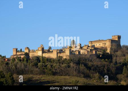 Die Burg von Gradara aus der Ferne mit kopierraum im Himmel zu sehen. Gradara ist ein italienisches Dorf mittleren Alters in der Nähe von Urbino, berühmt für die stoy of Paul and Fr. Stockfoto