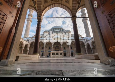 Foto der islamischen Architektur. Weitwinkelblick auf die Suleymaniye-Moschee. Hintergrundbild aus Ramadan oder islamic. Istanbul Turkiye - 12.23.2022 Stockfoto
