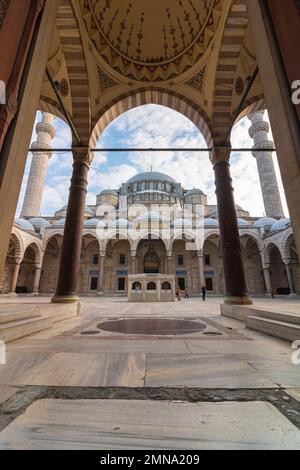 Islamische Geschichte, vertikales Foto. Suleymaniye Moschee in vertikaler Sicht. Ramadan- oder islamisches oder Laiat al-qadr-Konzept, vertikales Foto. Istanbul Turkiye - 12. Stockfoto