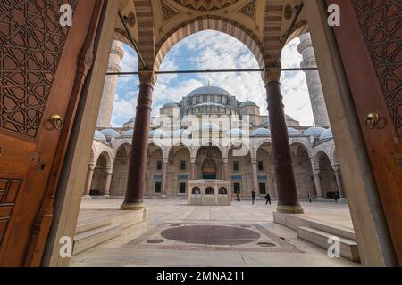 Islamisches Foto. Suleymaniye Moschee Weitwinkelblick vom Haupteingang. Ramadan oder islamic oder kandil oder Laylat al-qadr Hintergrundfoto. Istanbul Turkiye – Stockfoto