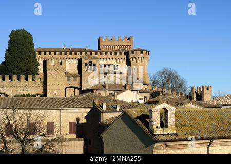 Die Burg von Gradara aus der Ferne mit kopierraum im Himmel zu sehen. Gradara ist ein italienisches Dorf mittleren Alters in der Nähe von Urbino, berühmt für die stoy of Paul and Fr. Stockfoto