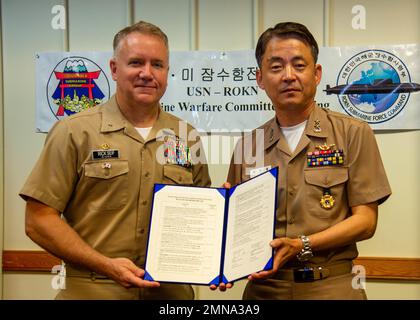 SANTA RITA, Guam (30. September 2022) – Rear ADM. Rick Seif, Commander, Submarine Group 7, Left, und Rear ADM. Su Youl Lee, Commander, Republic of Korea (ROK) Navy Submarine Force, präsentieren die unterzeichneten Aktionspunkte zum Abschluss der 55. Submarine Warfare Committee Meeting (SWCM) vom 30. September 2022. In den letzten 28 Jahren hat SWCM Führungspersönlichkeiten der US-amerikanischen und der ROK-U-Boot-Streitkräfte zusammengebracht, um eine kombinierte U-Boot-Ausbildung und Truppenintegration zu diskutieren. Stockfoto