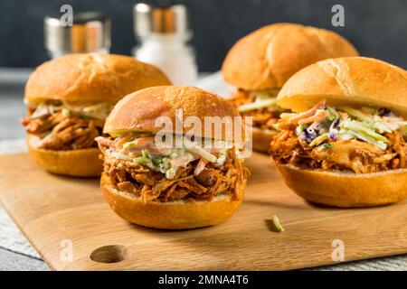 Hausgemachte Barbecue-gezogene Hühnchen-Sliders mit Krautsalat Stockfoto