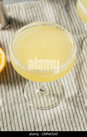 Erfrischender Meyer Lemon Drop Martini mit Zuckerrand Stockfoto