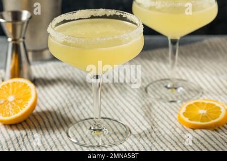 Erfrischender Meyer Lemon Drop Martini mit Zuckerrand Stockfoto