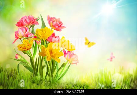 Wunderschöne gelbe Tulpenblüten auf verschwommenem hellen Hintergrund. Frühlings- oder Sommerhintergrund mit Blumendesign und Kopierbereich. Stockfoto