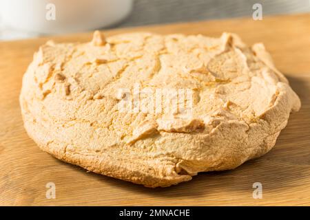 Trendiger hausgemachter Cloud Bread Snack mit Egg Whites Stockfoto