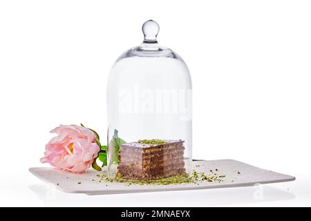 Schokoladenkuchen mit Walnüssen und Pistazien isoliert auf weißem Hintergrund. Gebäck aus hausgemachter Bäckerei Stockfoto