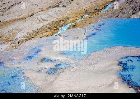 Blick auf die natürlichen Terrassen in Pamukkale an einem Sommertag. Nahaufnahme von Kalkstein und Wasser, das darüber fließt. Stockfoto