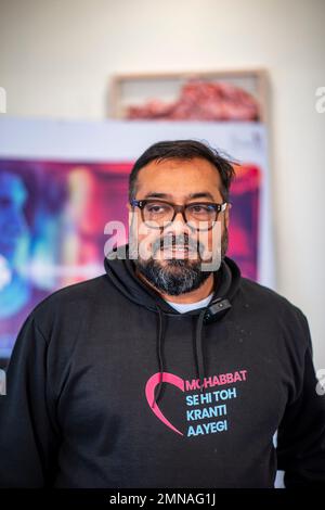 Neu-Delhi, Indien. 30. Januar 2023. Regisseur Anurag kashyap posiert während der Pressekonferenz zu seinem bevorstehenden Film „Fast Pyaar with DJ Mohabbat“ im Le Meridien Hotel in Neu-Delhi. Kredit: SOPA Images Limited/Alamy Live News Stockfoto