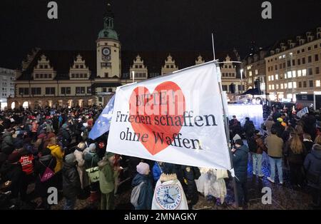 Leipzig, Deutschland. 30. Januar 2023. Teilnehmer der Aktion "Leipziger Lichter für Demokratie und Menschenrechte" haben sich zu einer Kundgebung auf dem Marktplatz in Leipzig versammelt. Gewerkschaften, Kirchen, Verbände und Parteien nehmen an der Initiative Teil. 90 Jahre nach der Machtübernahme durch die Nationalsozialisten wollen sie gemeinsam ein Zeichen für Demokratie und Menschenrechte setzen. Kredit: Hendrik Schmidt/dpa/Alamy Live News Stockfoto