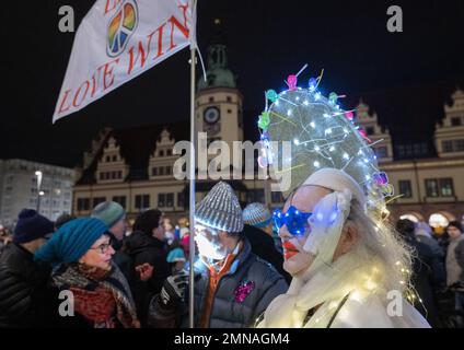 Leipzig, Deutschland. 30. Januar 2023. Teilnehmer der Aktion "Leipziger Lichter für Demokratie und Menschenrechte" haben sich zu einer Kundgebung auf dem Marktplatz in Leipzig versammelt. Gewerkschaften, Kirchen, Verbände und Parteien nehmen an der Initiative Teil. 90 Jahre nach der Machtübernahme durch die Nationalsozialisten wollen sie gemeinsam ein Zeichen für Demokratie und Menschenrechte setzen. Kredit: Hendrik Schmidt/dpa/Alamy Live News Stockfoto