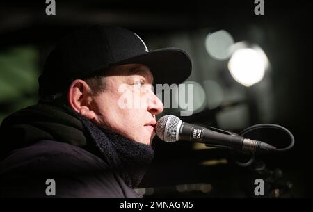 Leipzig, Deutschland. 30. Januar 2023. Der Prinzensänger Sebastian Krumbiegel tritt bei einer Kundgebung der Kampagne „Leipzig leuchtet für Demokratie und Menschenrechte“ (Leipzig glänzt für Demokratie und Menschenrechte) auf. Gewerkschaften, Kirchen, Verbände und Parteien nehmen an der Initiative Teil. 90 Jahre nach der Machtübernahme durch die Nationalsozialisten wollen sie gemeinsam ein Beispiel für Demokratie und Menschenrechte setzen. Kredit: Hendrik Schmidt/dpa/Alamy Live News Stockfoto