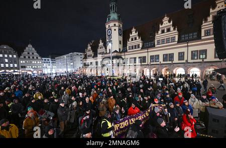 Leipzig, Deutschland. 30. Januar 2023. Teilnehmer der Aktion "Leipziger Lichter für Demokratie und Menschenrechte" haben sich zu einer Kundgebung auf dem Marktplatz in Leipzig versammelt. Gewerkschaften, Kirchen, Verbände und Parteien nehmen an der Initiative Teil. 90 Jahre nach der Machtübernahme durch die Nationalsozialisten wollen sie gemeinsam ein Zeichen für Demokratie und Menschenrechte setzen. Kredit: Hendrik Schmidt/dpa/Alamy Live News Stockfoto