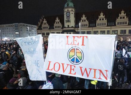 Leipzig, Deutschland. 30. Januar 2023. Teilnehmer der Aktion "Leipziger Lichter für Demokratie und Menschenrechte" haben sich zu einer Kundgebung auf dem Marktplatz in Leipzig versammelt. Gewerkschaften, Kirchen, Verbände und Parteien nehmen an der Initiative Teil. 90 Jahre nach der Machtübernahme durch die Nationalsozialisten wollen sie gemeinsam ein Zeichen für Demokratie und Menschenrechte setzen. Kredit: Hendrik Schmidt/dpa/Alamy Live News Stockfoto