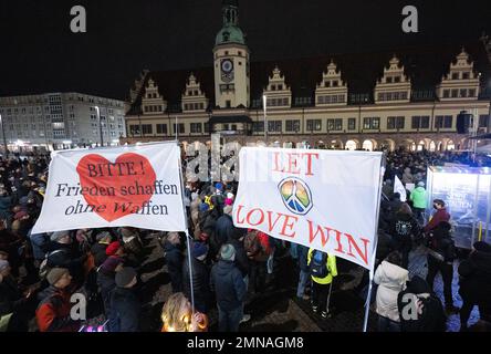 Leipzig, Deutschland. 30. Januar 2023. Teilnehmer der Aktion "Leipziger Lichter für Demokratie und Menschenrechte" haben sich zu einer Kundgebung auf dem Marktplatz in Leipzig versammelt. Gewerkschaften, Kirchen, Verbände und Parteien nehmen an der Initiative Teil. 90 Jahre nach der Machtübernahme durch die Nationalsozialisten wollen sie gemeinsam ein Zeichen für Demokratie und Menschenrechte setzen. Kredit: Hendrik Schmidt/dpa/Alamy Live News Stockfoto