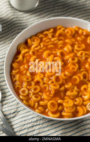Hausgemachte Spaghetti-Ringe in Tomatensoße Stockfoto