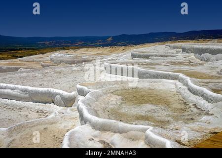 Blick auf trockene traventines in Pamukkale an einem sonnigen Sommertag. Truthahn Stockfoto