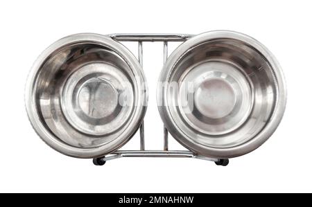 Leere Metallschüsseln für Hunde- und Katzenfutter auf einem Ständer. Essensschalen auf weißem Hintergrund Stockfoto