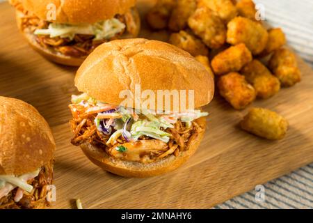 Hausgemachte Barbecue-gezogene Hühnchen-Sliders mit Krautsalat Stockfoto
