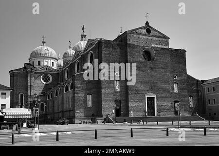 Fassade und Kuppeln der mittelalterlichen Basilika Santa Justina in der Stadt Padua, Italien, monochrom Stockfoto