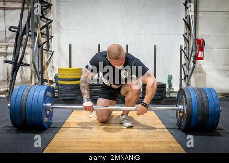 Sgt. Justin McCurdy, mit dem 801. Field Hospital, gründete den Barbell Club in Bagdad, Irak, um Form und Technik bei Soldaten zu verbessern, die neu beim Gewichtheben sind. Sergeant McCurdy begann vor neun Jahren seine Reise zum Powerlift und hat nie zurückgeschaut. Der Club versammelt sich einmal pro Woche, wo Sergeant McCurdy verschiedene Übungen mit Gewichten vorführt, sowie Übungen zum Körpergewicht für diejenigen, die schlanke Körperhaltung wollen. Stockfoto