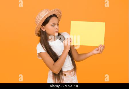 Strohhut für kleine Mädchen mit leerem Papierkopien, achten Sie auf das Konzept Stockfoto