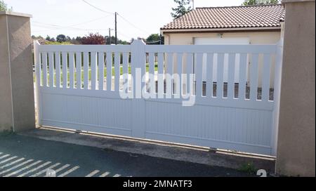 Weißes klassisches Schiebetortal Heim Metalltür Aluminiumtor des modernen Hauses Stockfoto