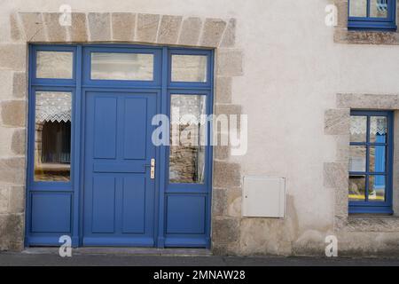 Ein alter Ladeneingang mit blauer Fassade, der in ein Privathaus in der Bretagne frankreichs umgewandelt wurde Stockfoto