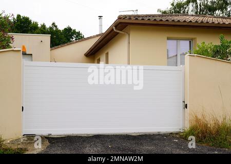 Schiebetor Metall weiße Hausfassade am Vorort Haus Stockfoto
